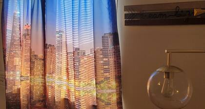 Chic, Cozy home, by Blue Line Train Stop + Free parking