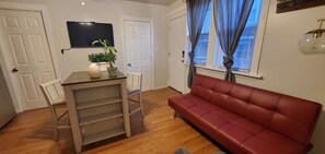 Smart TV - Chic, Cozy home, by Blue Line Train Stop + Free parking (Chicago)