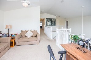 Casa, varias camas (John's West Haven Vacation Home) | Sala de estar
