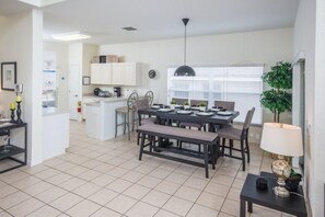 Casa, varias camas (John's West Haven Vacation Home) | Cocina privada