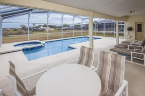 Casa, varias camas (John's West Haven Vacation Home) | Alberca