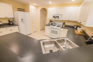 House, Multiple Beds (Comfortable Tuscan Ridge Vacation Hom) | Private kitchen - Comfortable Tuscan Ridge Vacation Home (Davenport)