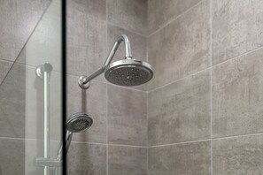 Badewanne, Haartrockner, Handtücher, Seife