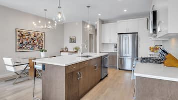 Refrigerador, microondas, horno, placa de cocina