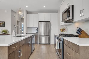 Jääkaappi, mikroaaltouuni, uuni, liesi