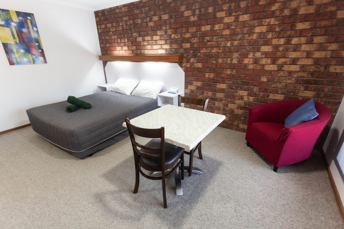 Family Quadruple Room | Minibar, desk, laptop workspace, iron/ironing board