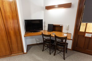 Family Quadruple Room | Minibar, desk, laptop workspace, iron/ironing board - Donald Motor Lodge (Donald)