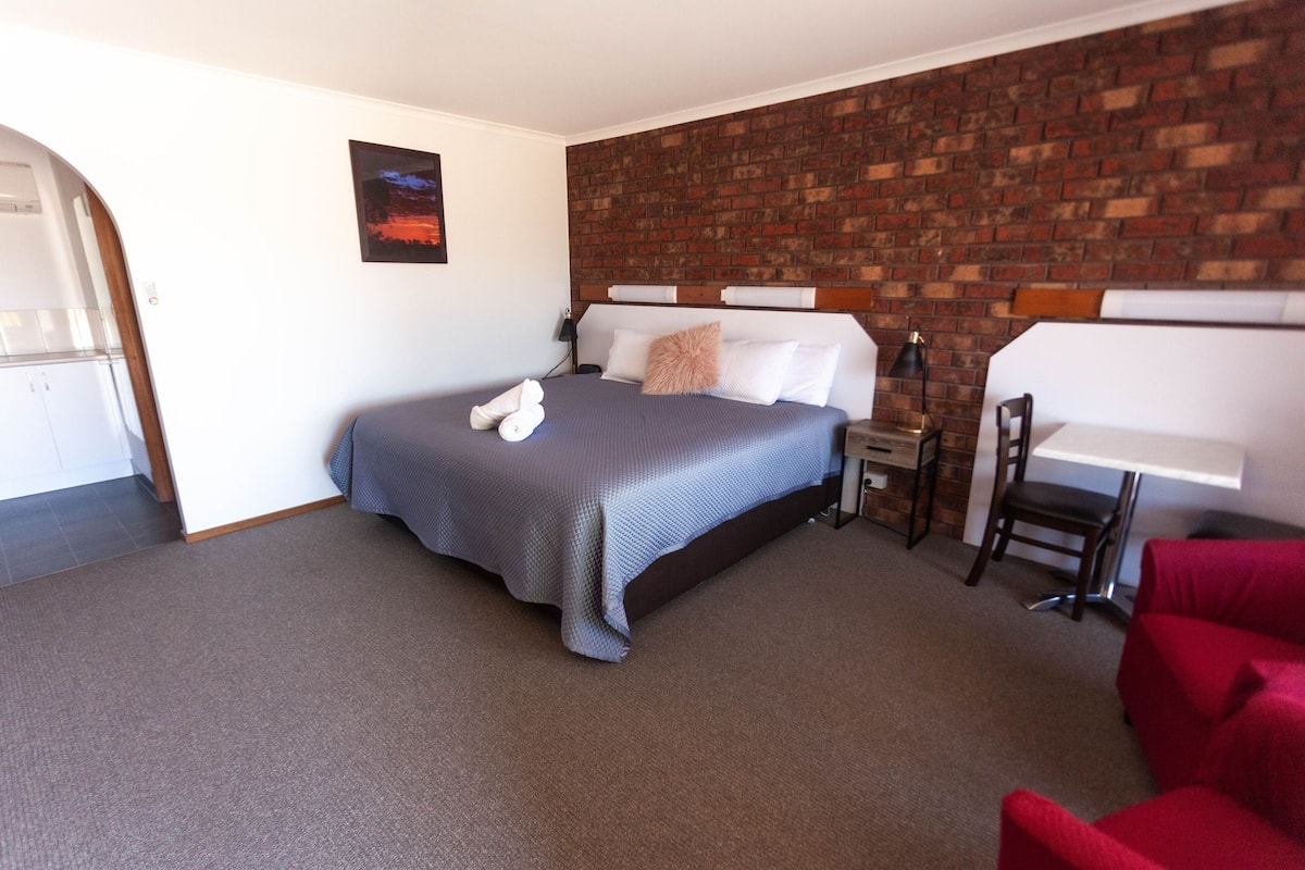 Executive Double Room | Minibar, desk, laptop workspace, iron/ironing board