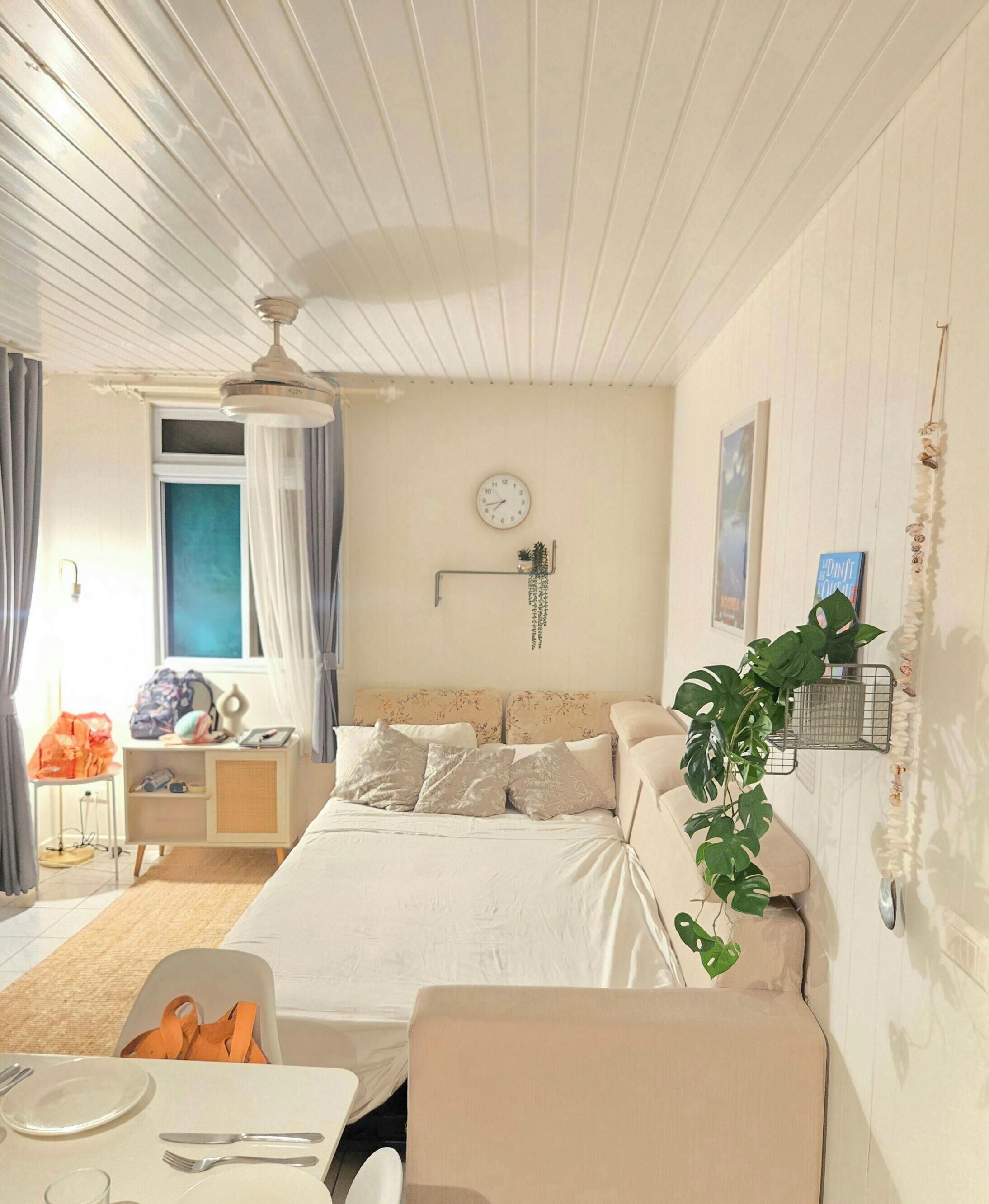 1 dormitori, caixa forta a l'habitació i planxa i posts de planxar 