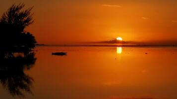 Aan het strand, ligstoelen aan het strand, strandlakens
