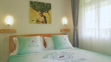 1 sovrum, vÀrdeförvaringsskÄp pÄ rummet och strykjÀrn/strykbrÀda