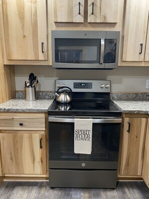 Fridge, microwave, oven, stovetop - Newly Renovated Cabin -dog friendly (Tomahawk)