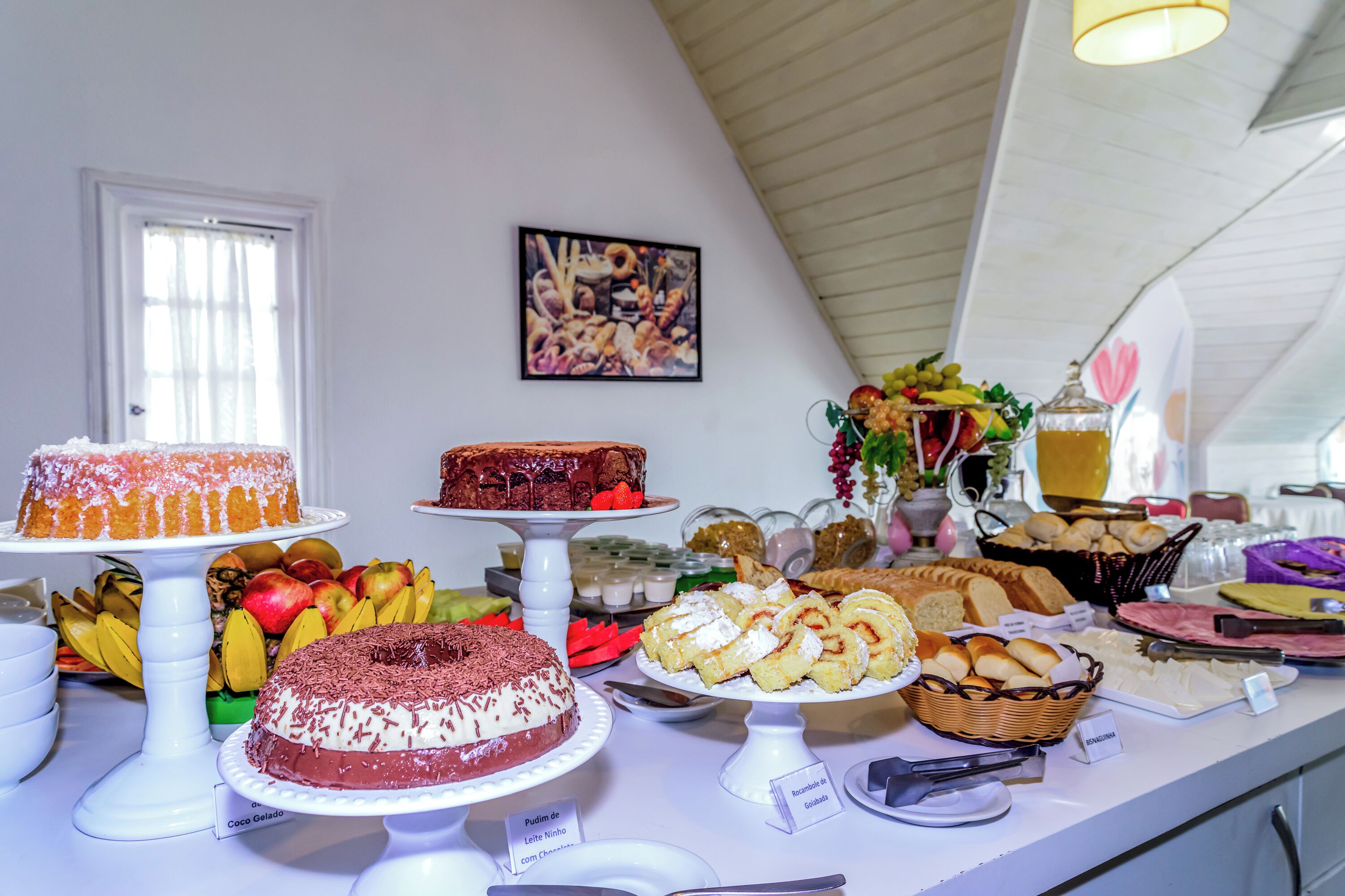 Ein Buffet mit verschiedenen Desserts und Früchten.