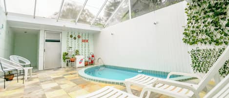 Piscina all'aperto, con ingresso dalle 10:00 alle 21:00, lettini