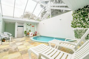 Piscina a l'aire lliure (horari: 10:00-21:00) i gandules 