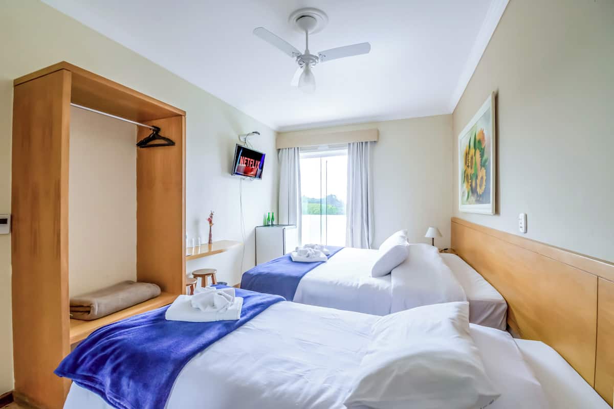 Deluxe kamer | Een minibar, verduisterende gordijnen, gratis wifi, beddengoed