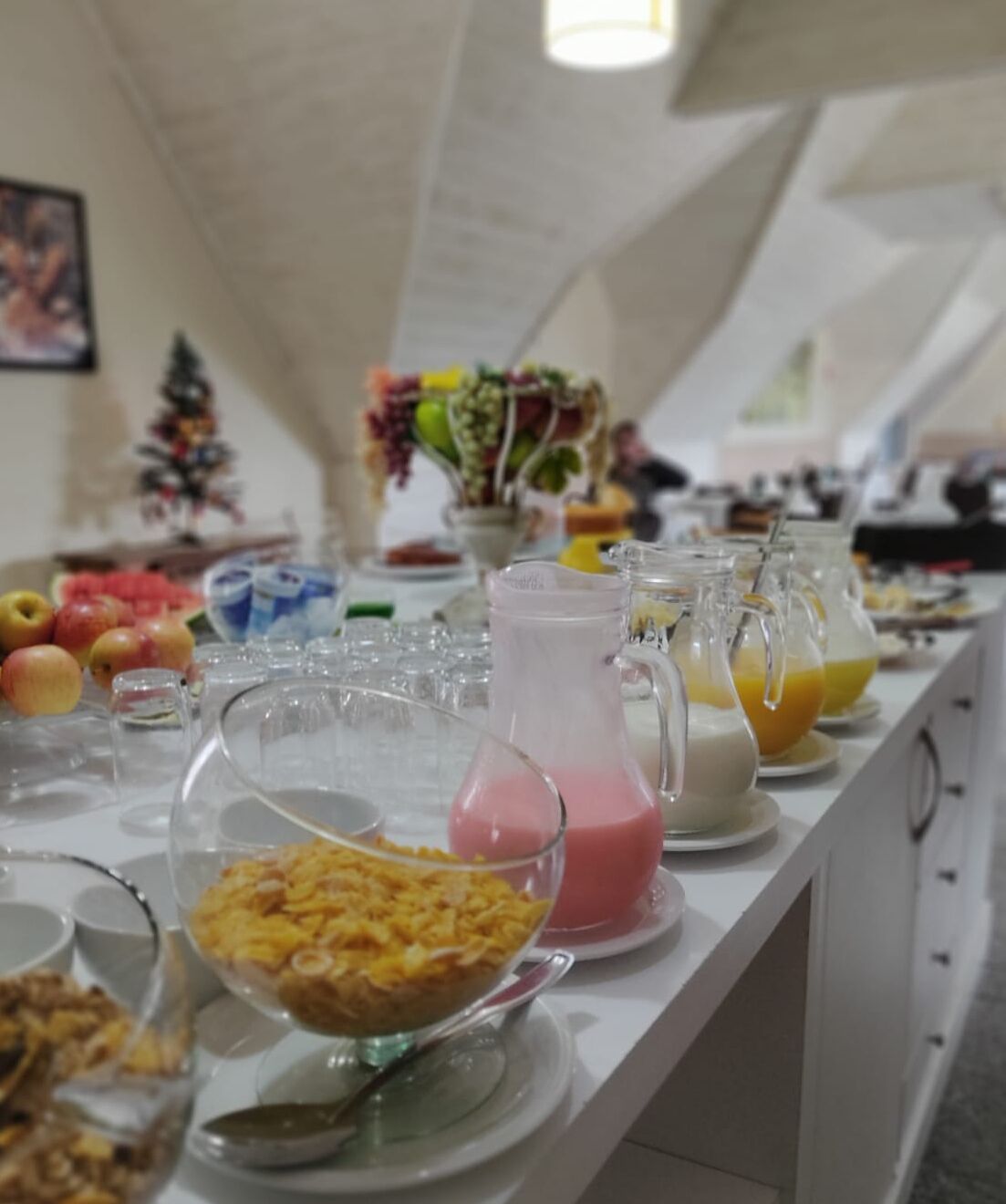 Un tavolo da buffet con diversi cibi e bevande.