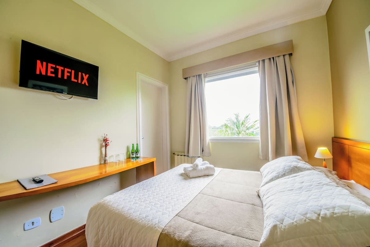 Standaard kamer | Een minibar, verduisterende gordijnen, gratis wifi, beddengoed