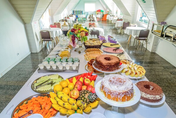 Free daily buffet breakfast - Pousada Parque das Flores (Campos do Jordão)