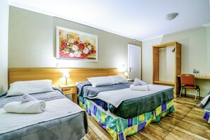 Habitació familiar | Minibar, cortines opaques, wifi gratuïta i roba de llit 