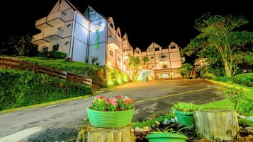 住宿正面 (夜晚)