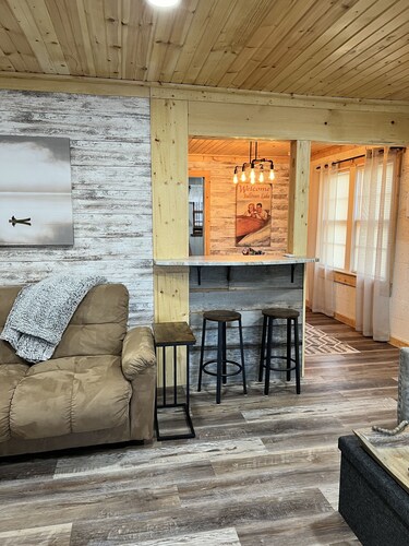 Cozy cottage 4 minutes from Lake Sullivan!