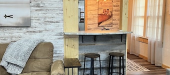 Cozy cottage 4 minutes from Lake Sullivan!