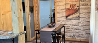 Cozy cottage 4 minutes from Lake Sullivan!