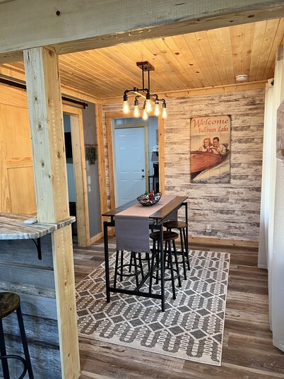Cozy cottage 4 minutes from Lake Sullivan!