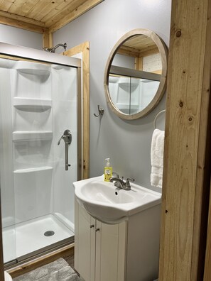 Douche, sèche-cheveux, serviettes fournies, savon