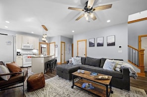 智能电视、壁炉、DVD 播放器、桌上足球