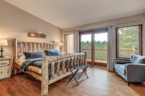 Smart TV, caminetto, lettore DVD, libri