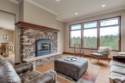 Incredible Mountain Home, Pikes Peak View, 21 acres!