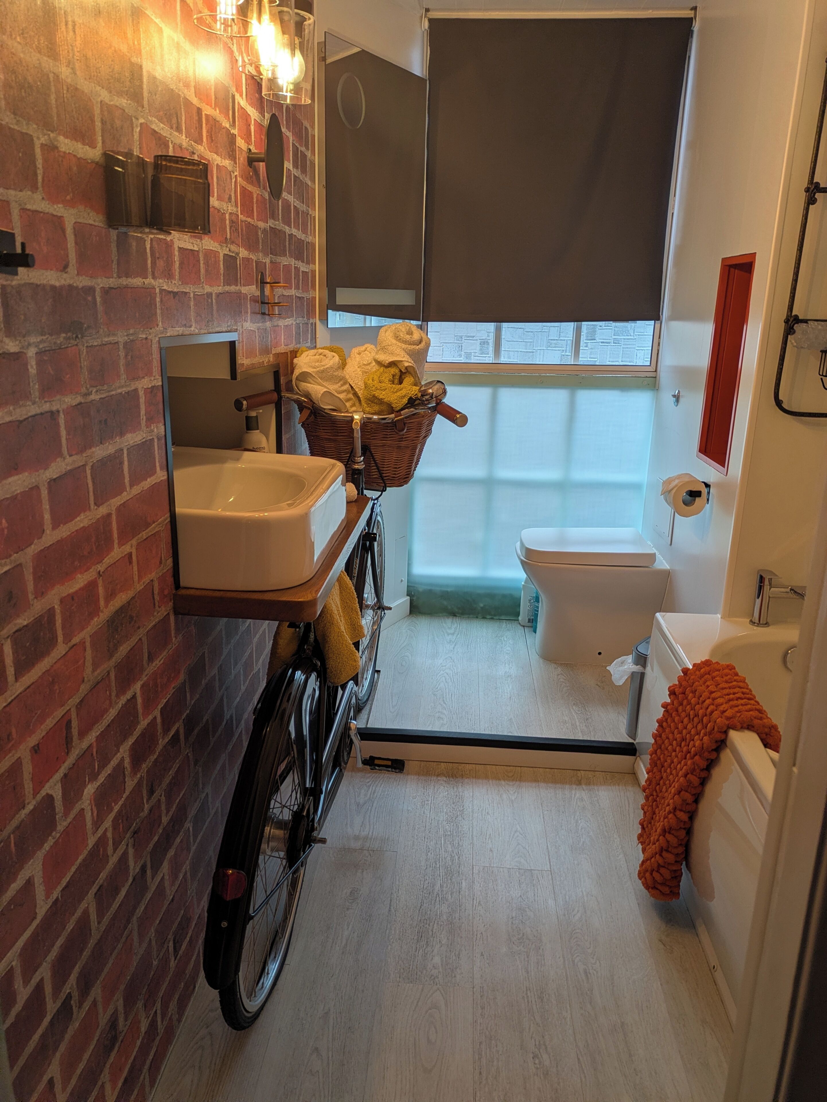 Duschwanne, kostenlose Toilettenartikel, Haartrockner, Handtücher