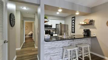 Coffee/tea maker, fridge, microwave, oven