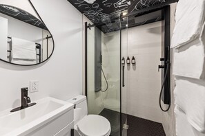 Mini-Chalet 2 | Bathroom | Shower, hydromassage showerhead, eco-friendly toiletries, hair dryer - Les Petits Chalets (Val-des-Lacs)