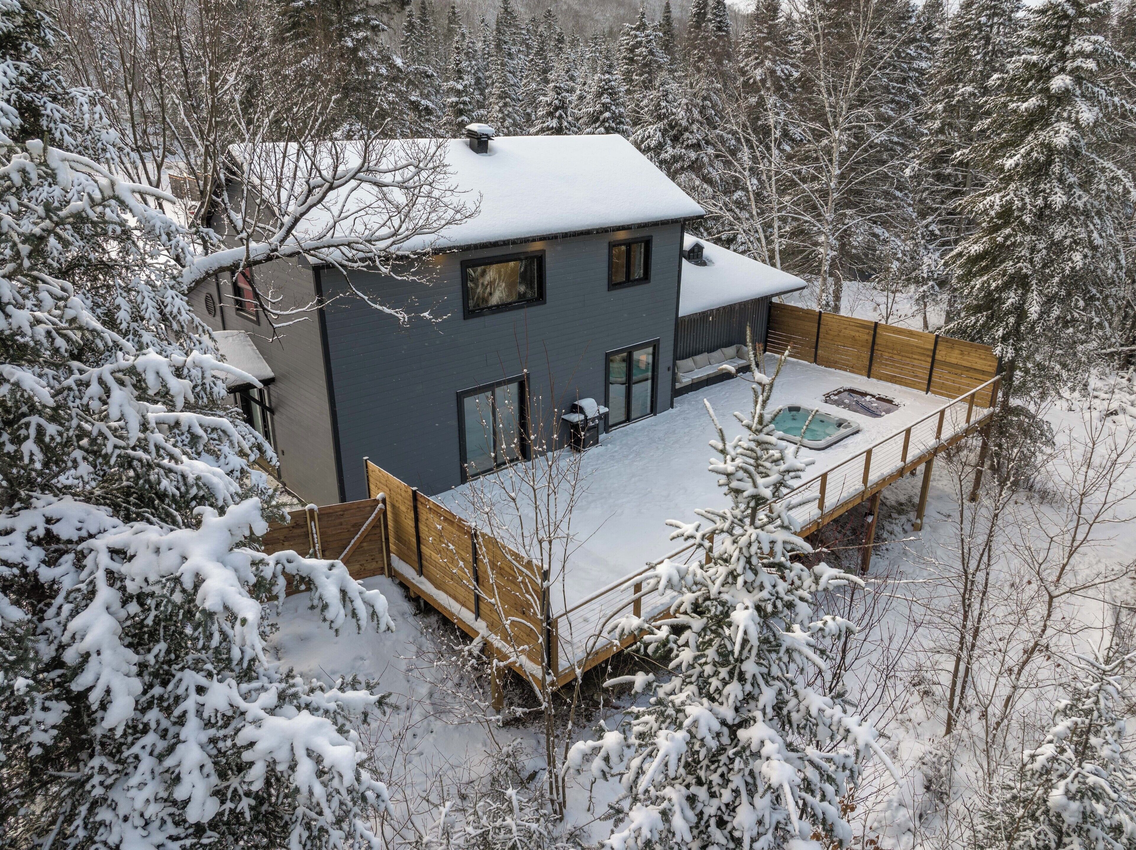 Chalet Familial, douche accessible en fauteuil roulant, bain à remous | Terrasse/Patio