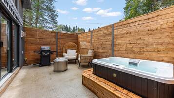 Exclusive Chalet, 1 King Bed, Hot Tub, Courtyard View | Terrace/patio