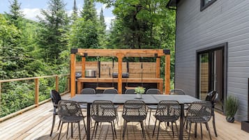 Chalet Familial, douche accessible en fauteuil roulant, bain Ă remous | Terrasse/Patio