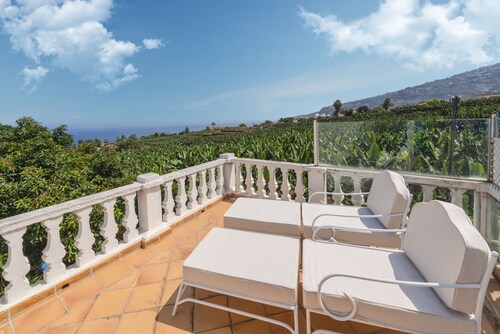 Loft with ocean, Teide and banana tree views
