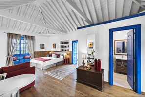 Een bureau, een strijkplank/strijkijzer, gratis wifi, beddengoed