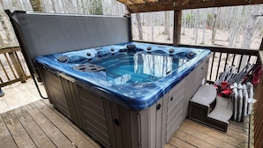 Outdoor spa tub - Authentic Log Cabin in the Pocono Mountains (White Haven)