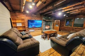 TV connectée, cheminée, baby-foot, livres