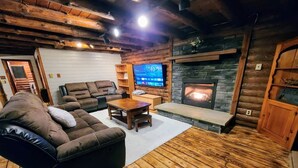 Smart TV, fireplace, foosball, books - Authentic Log Cabin in the Pocono Mountains (White Haven)