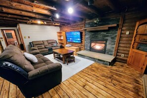 Smart-TV, Kamin, Tischfußball, Bücher