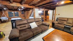 Smart TV, fireplace, foosball, books - Authentic Log Cabin in the Pocono Mountains (White Haven)