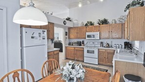 House, Multiple Beds (Richard's Clear Creek Vacation Homes) | Private kitchen - Richard's Clear Creek Vacation Homes (Clermont)