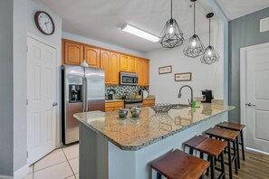 Een koelkast, een microgolfoven, een oven, een kookplaat