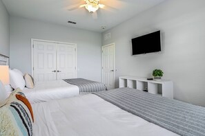 4 makuuhuonetta, silitysrauta/-lauta, vauvan matkasänky, Wi-Fi