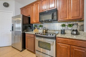 Køleskab, mikrobølgeovn, ovn, kogeplade